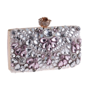 Elegante pochette rettangolare con strass, chiusura a rosa dorata e telaio in metallo