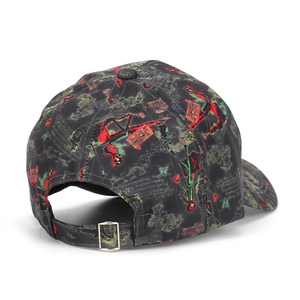 Dettaglio della stampa graffiti vintage e della fibbia metallica regolabile di questo cappello