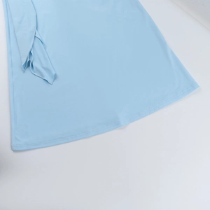 Gros plan sur l'ourlet de la robe bleu clair avec double couture et texture tricotée
