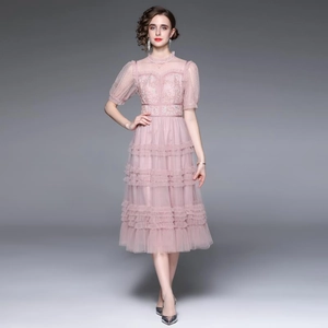 Robe midi élégante à manches bouffantes, dentelle, tulle et broderie rose poudré