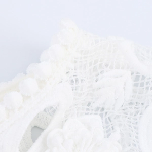 Robe élégante en dentelle blanche avec broderie florale et détails de pompons bohèmes