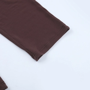 Gros plan des coutures fines et de la texture en maille sur le bas du combishort