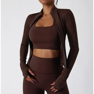 Détail de l'ensemble de yoga marron avec veste zippée, brassière et legging taille haute