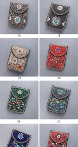 Collage de sacs bohèmes faits main avec perles brodées fleurs et décors de coquillages