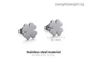 Vue détaillée des boucles d'oreilles trèfle en acier inoxydable 12mm avec poids 2g