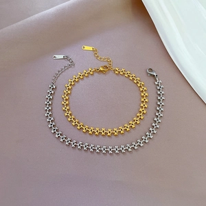 Détail des bracelets chaîne cœur en acier inoxydable doré et argenté avec fermoirs homard