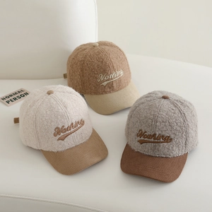 Détail de casquettes en sherpa et velours côtelé avec broderie Nothing pour enfants