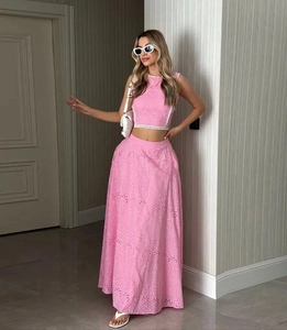 Détail de la broderie anglaise rose sur le top sans manches et la jupe longue à taille élastique