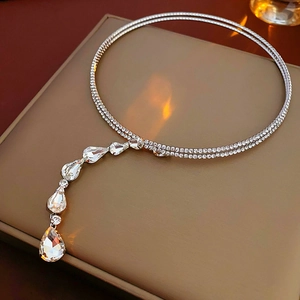 Ras de cou argenté double rang avec pendentifs gouttes en zircon sur une boîte à bijoux