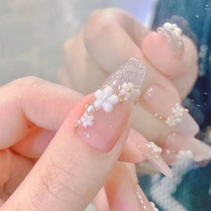 Faux ongles 3D fleurs blanches avec paillettes argentées et perles sur fond rose