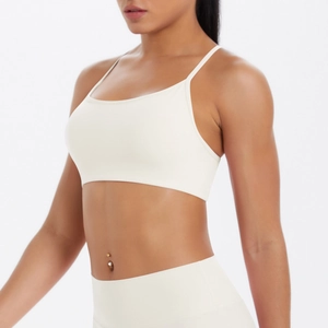 Gros plan sur l'ensemble yoga ivoire avec brassière dos croisé et legging taille haute