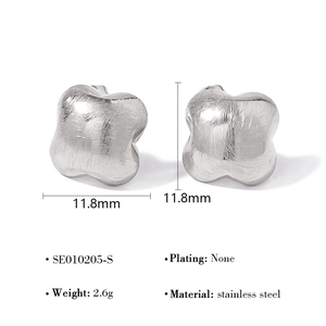 Details van de klaveroorbellen van roestvrij staal, maat 11,8 mm en gewicht 2,6 g