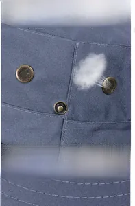 Détail du chapeau bleu avec œillets d'aération en métal et coutures de bord renforcées