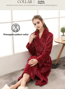 Détail du peignoir en flanelle épaisse avec un col au design texturé en nid d'abeille
