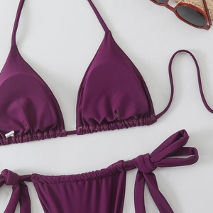 Set bikini viola intenso con top a triangolo allacciato al collo e slip con lacci