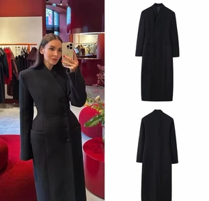 Vues détaillées de la silhouette en sablier et de la taille ajustée du manteau noir