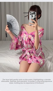 Detailansicht der japanischen Seidenrobe mit Blumenmuster, weiten Ärmeln und rosa Gürtel