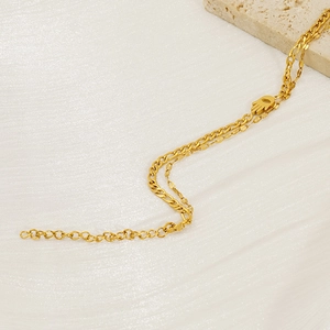 Vue macro détaillée d'un pendentif Main de Fatma dorée sur un bracelet en acier à double couche