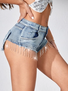 Short en jean bleu taille haute avec franges en strass et ourlets effilochés stylés