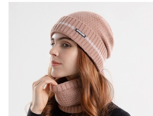 Dettaglio del set cappello e sciarpa in maglia rosa con fodera in pile termico
