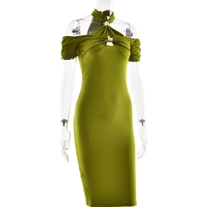 Dettaglio dell'abito halter verde oliva con anello in metallo sulla scollatura