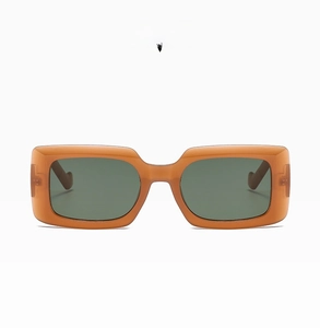 Détail rapproché de lunettes de soleil rectangulaires orange givré à verres foncés