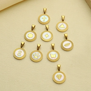 Vue détaillée de neuf pendentifs en acier doré avec motifs en nacre blanche incrustée