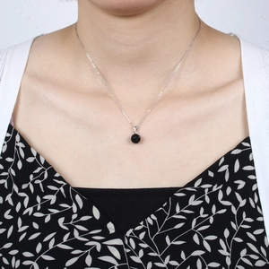 Nahaufnahme eines Models mit einer S925 Silberkette und schwarzem Kristallkugel-Anhänger