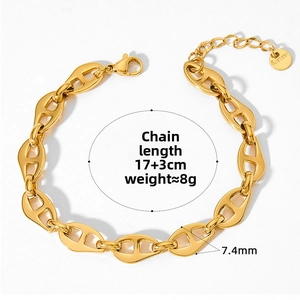 Detail of golden pig nose link bracelet with 17+3cm length and 7.4mm width