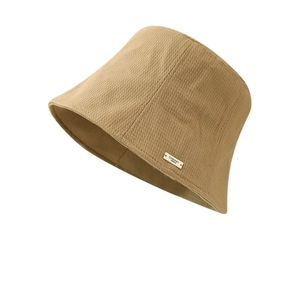 Chapeau bob kaki texturé avec plaque logo Carnaby en métal vue sous un angle de 45°