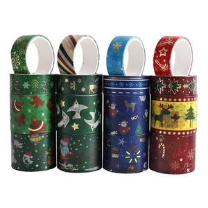 Dettaglio di nastri washi natalizi colorati con motivi di Babbo Natale e renne