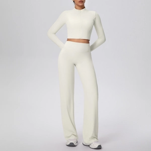 Détail de la veste zippée blanc crème et du pantalon de yoga taille haute en tissu doux