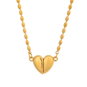 Détail du fermoir magnétique en cœur sur le collier en acier inoxydable plaqué or 18 carats