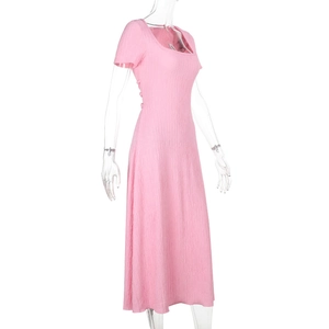 Vue détaillée de la texture du tissu et de la silhouette de la robe rose à col carré