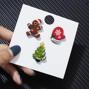 Detaillierte Ansicht von Weihnachts-Acryl-Pins mit Lebkuchenmann, Handschuh und Baum