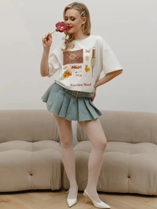 Λευκό βαμβακερό t-shirt με τύπωμα και μπλε τζιν πλισέ φούστα για γυναίκες