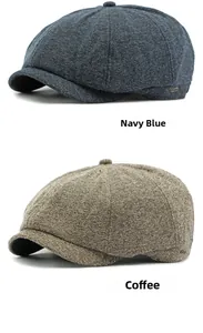 Dettaglio di cappelli newsboy blu navy e caffè a spina di pesce con logo in metallo