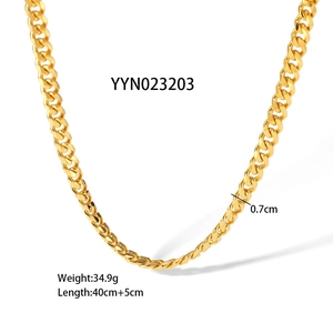Detail of gold Cuban chain necklace with dimensions 0.7cm width and 40+5cm length