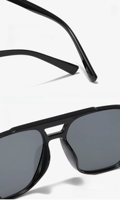 Détail des branches incurvées et des plaquettes de nez intégrées sur lunettes noires