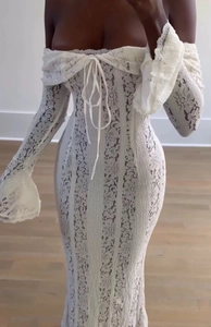 Détail de la robe en dentelle blanche avec col bardot et laçage sur le corsage cintré