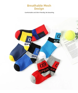 Set mit fünf atmungsaktiven Baumwoll-Sportsocken für Jungen mit 03 Sport Aufschrift