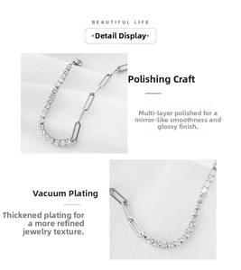 Détail du bracelet en chaîne trombone polie avec incrustation de zircons étincelants