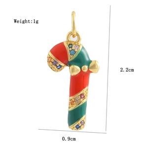 Détail montrant les dimensions du pendentif canne à sucre avec émail rouge et vert