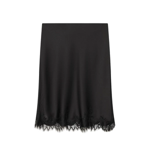 Elegante falda midi de satén negro con dobladillo de encaje delicado y acabado suave