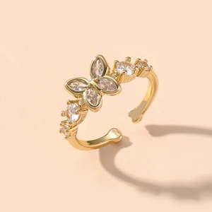 Nahaufnahme des goldene Schmetterlingsrings mit Zirkonia und verstellbarem Band