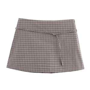 Mini-jupe à carreaux marron pour femme avec ceinture assortie en vue à plat