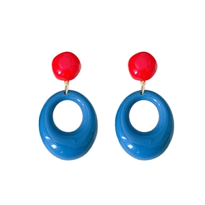 Retro resin geometric earrings featuring a red top and blue hollow circle design