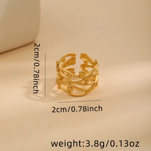 Detail view of gold wave ring showing dimensions 2cm and weight 3.8g on beige background