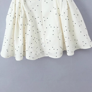 Polka dot waist-slimming dress with white base and black spots in lightweight fabric