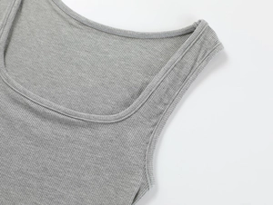 Detailaufnahme der grauen Rippstrick-Textur und U-Ausschnitt-Nähte am Sport-Top